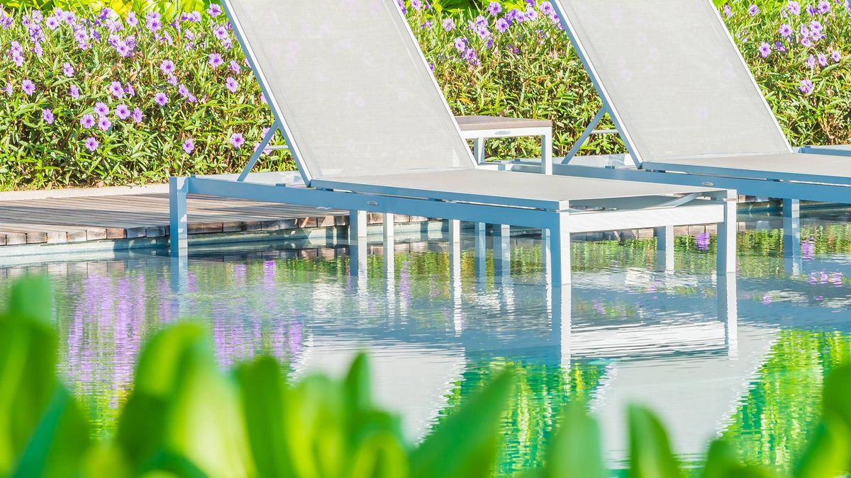 Diseño de jardines con piscina: Muebles de patio