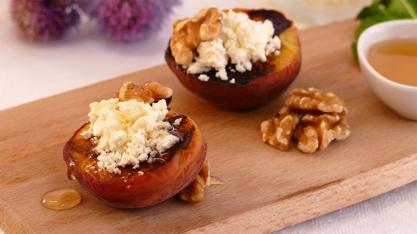 Melocotón a la plancha con queso fresco y miel, ¡un desayuno perfecto!