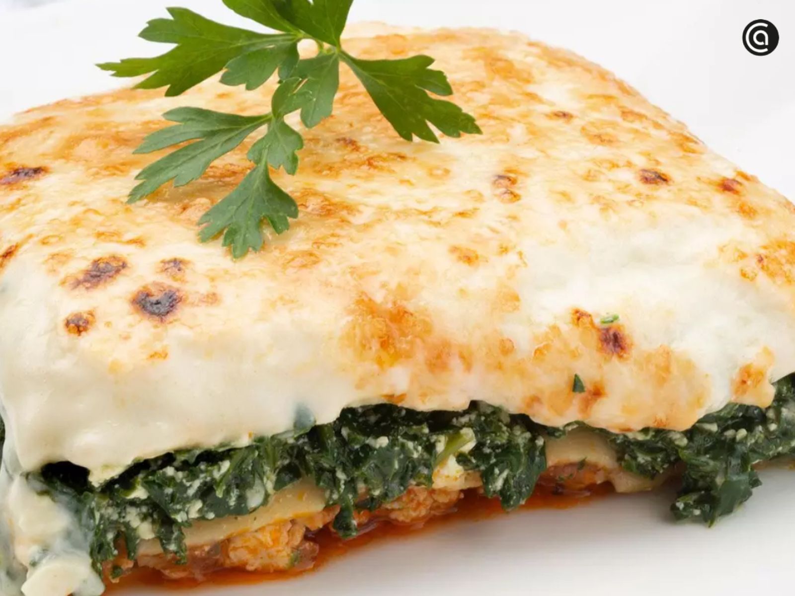 Una lasaña suave y cremosa, perfecta para toda la familia, con relleno de pollo, espinacas y requesón.
