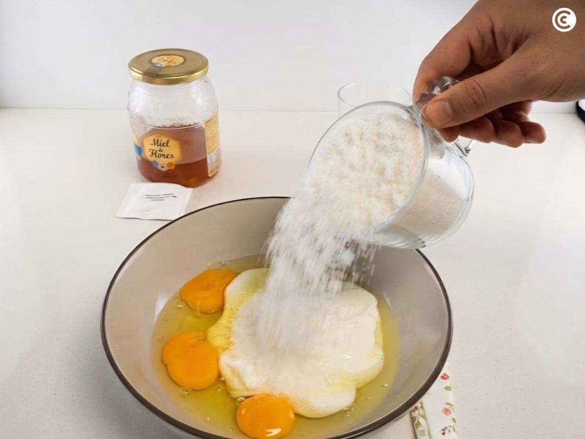 Mezclar los ingredientes para el bizcocho de coco en freidora de aire
