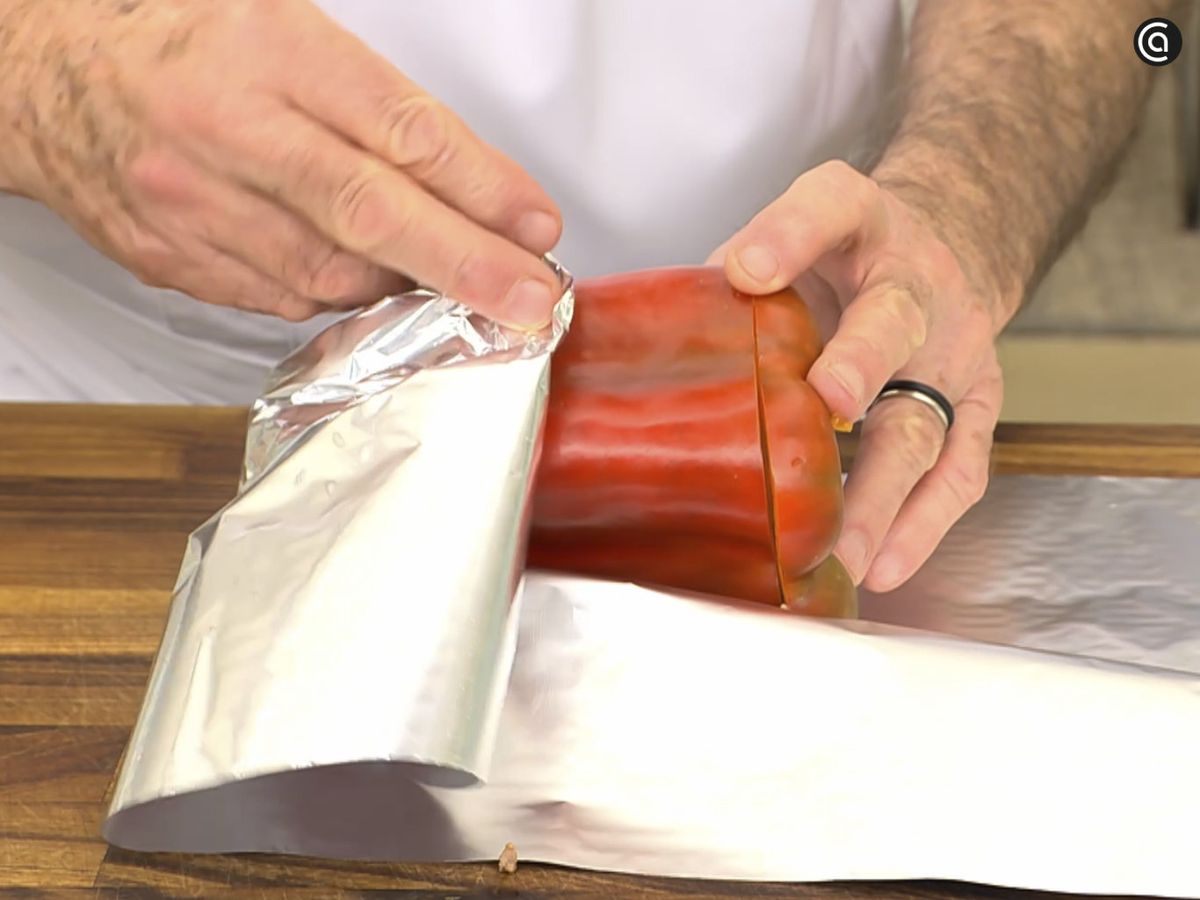Cubre bien los pimientos rellenos con papel aluminio y hornea