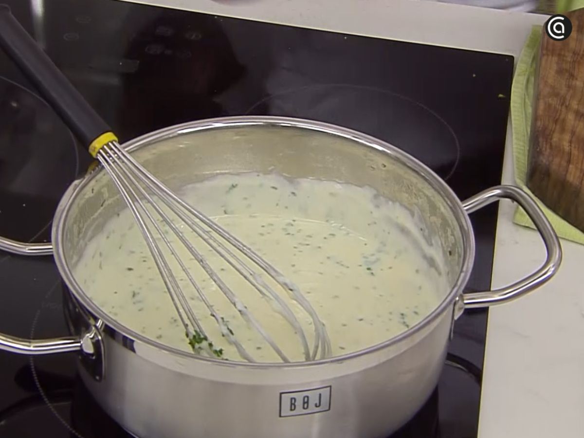 El perejil picado se añade al final para aromatizar la salsa antes de usarla.