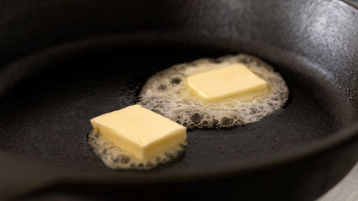 Fundimos la mantequilla en la sartén