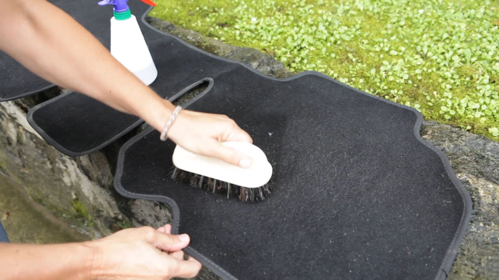 Limpieza de las alfombras del coche según su material