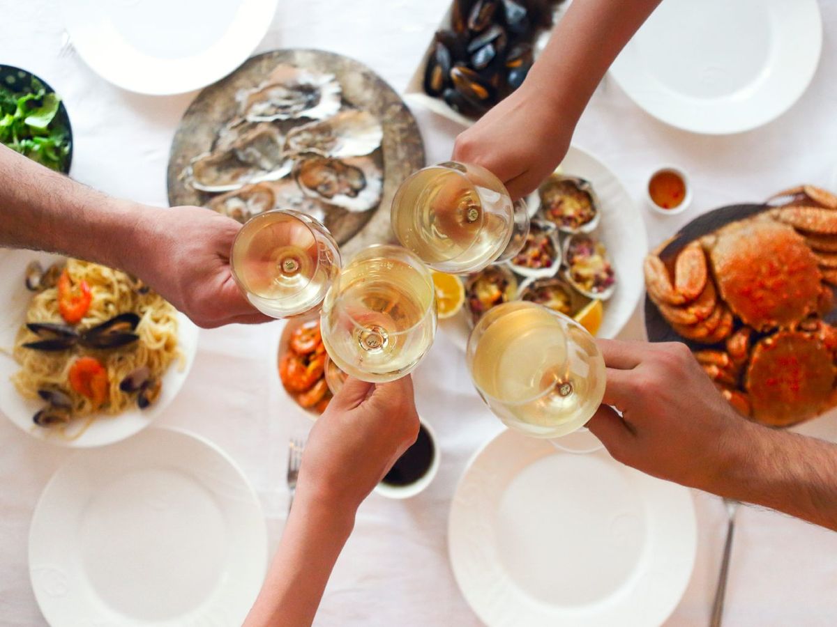 Este vino blanco acompaña a la perfección pescados, mariscos, carnes suaves, arroces, pastas y postres