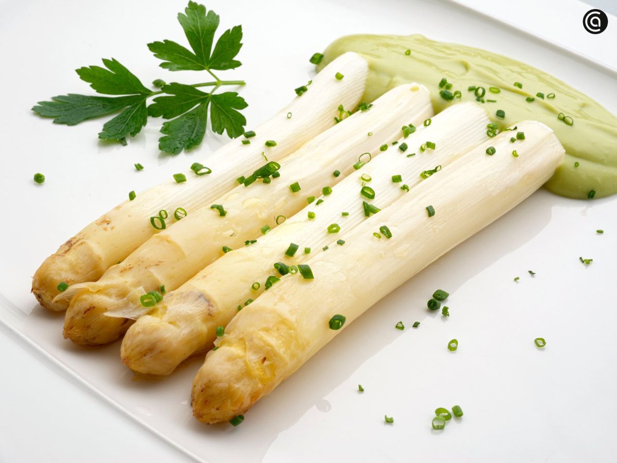 Espárragos frescos en papillote con crema de aguacate, una receta deliciosa y ligera