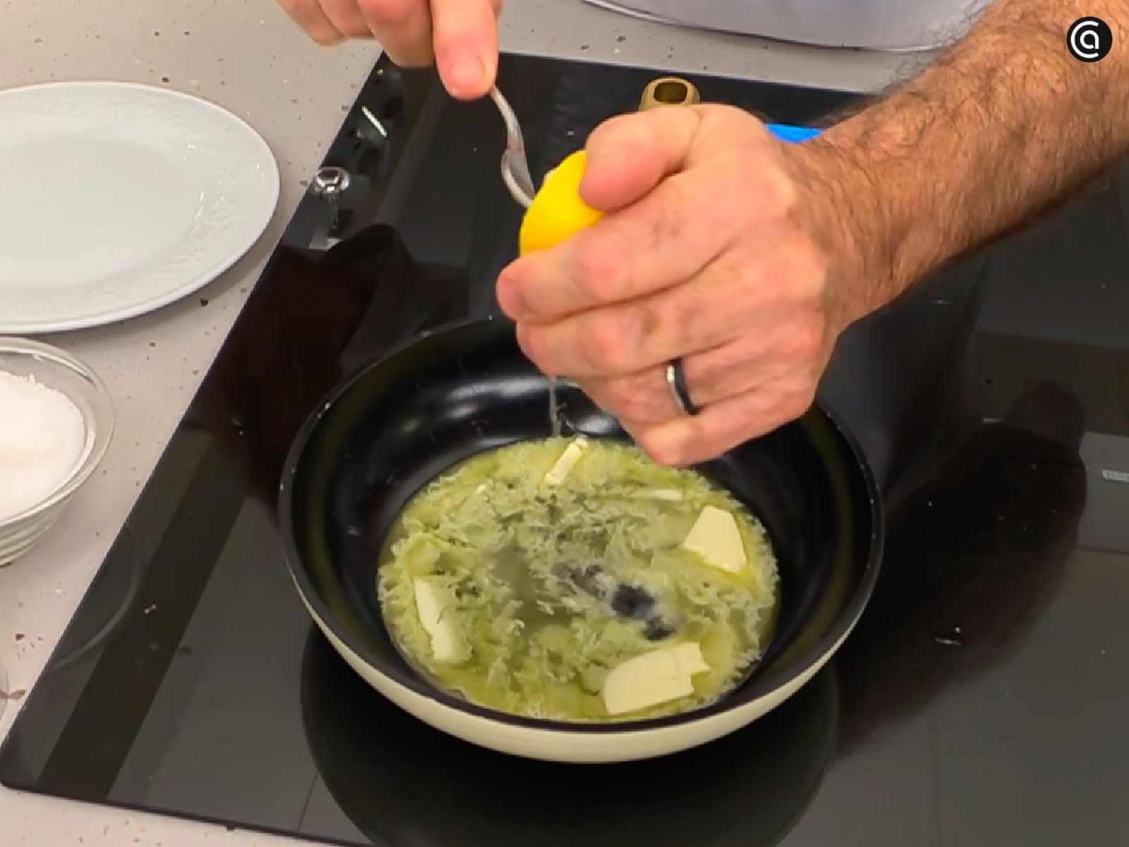 Mezcla mantequilla fundida con el zumo de medio limón