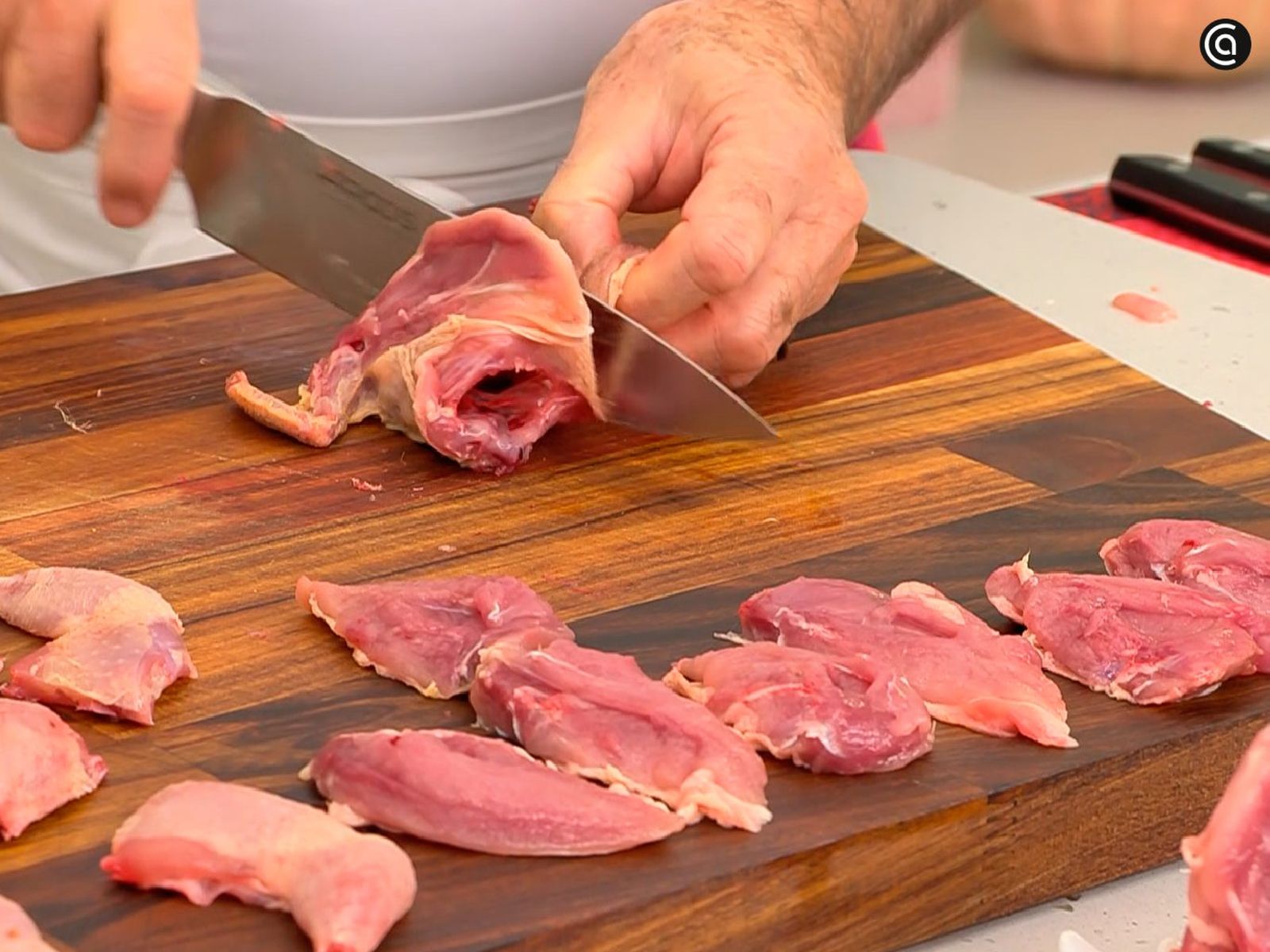 Corta las pechugas y muslos de las codornices