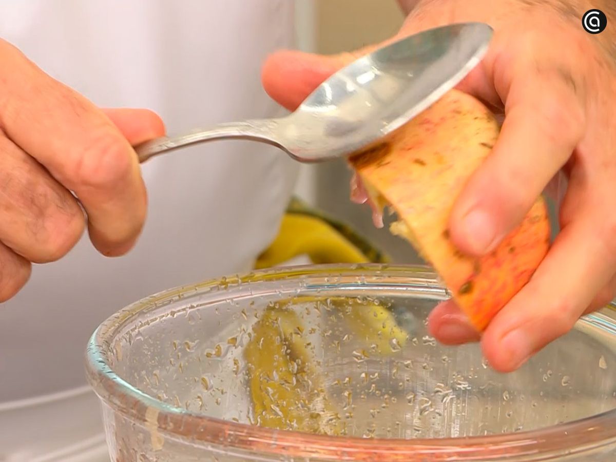 Golpea la granada con una cuchara para sacar todos los granos