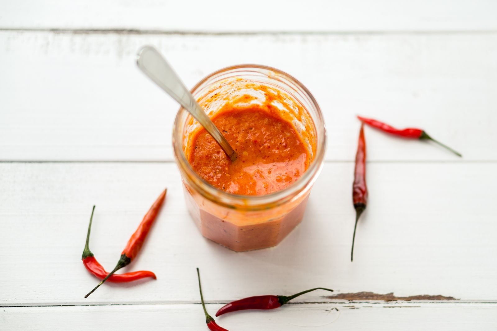 Tarro de salsa piri piri recién elaborada, lista para usar como adobo o acompañamiento en carnes, pescados y verduras.