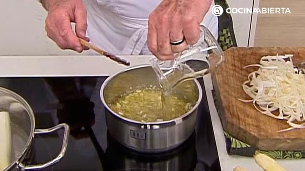 esparragos con sabayon  de txakoli receta karlos arguinano karl67540321 paso2
