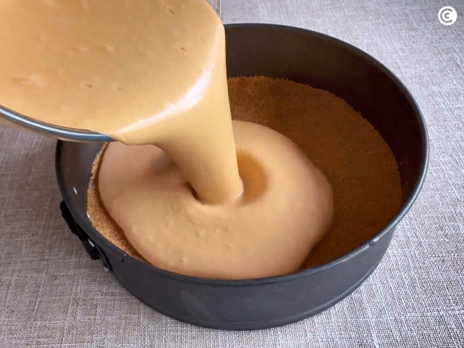 Rellenar el molde para la tarta de dulce de leche