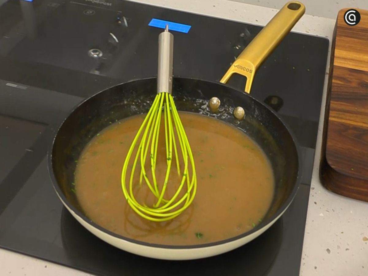 Seguimos removiendo hasta obtener una salsa ligada, homogénea y con la textura deseada.