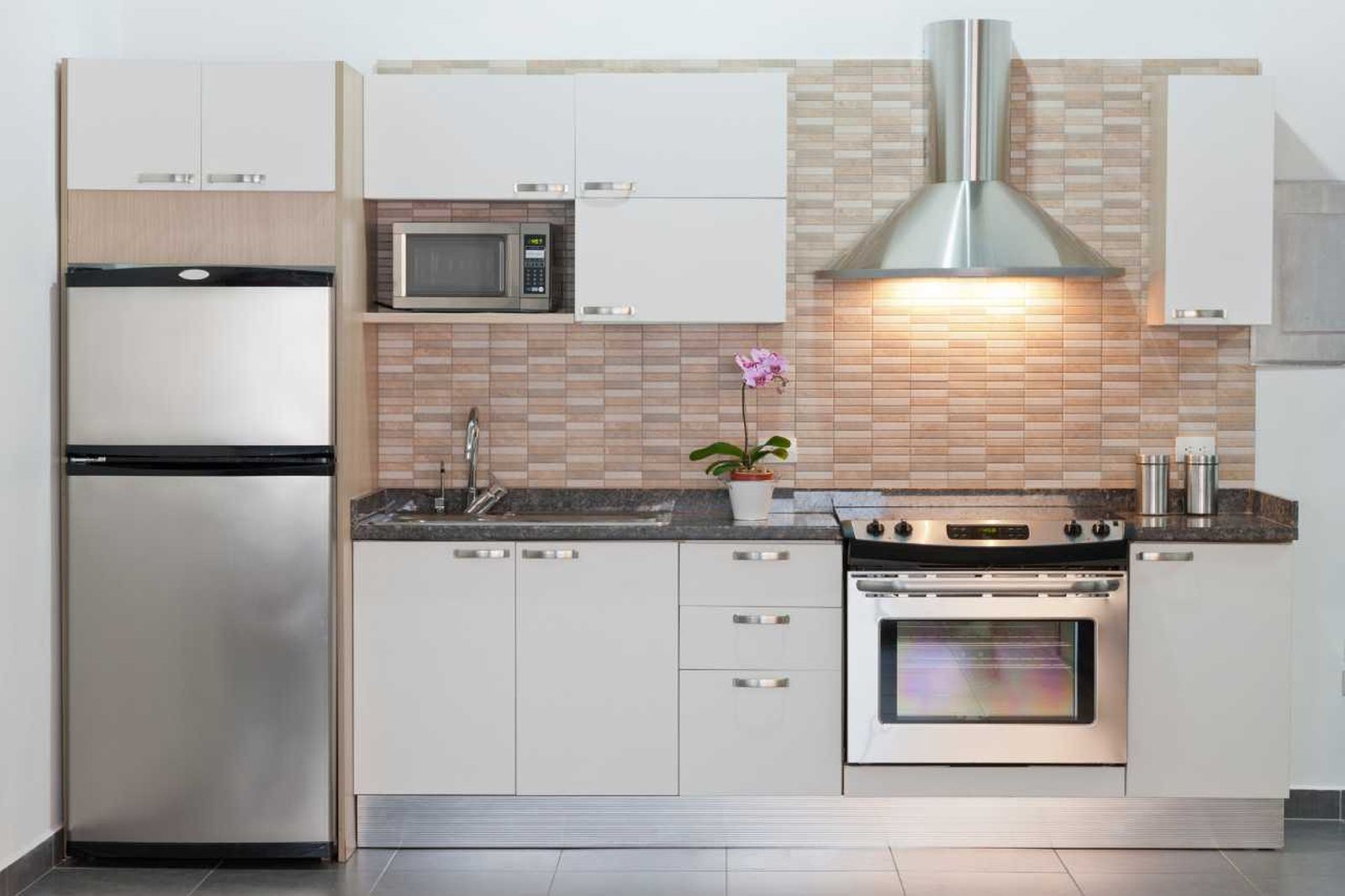 Mini cocina con decoración acogedora.