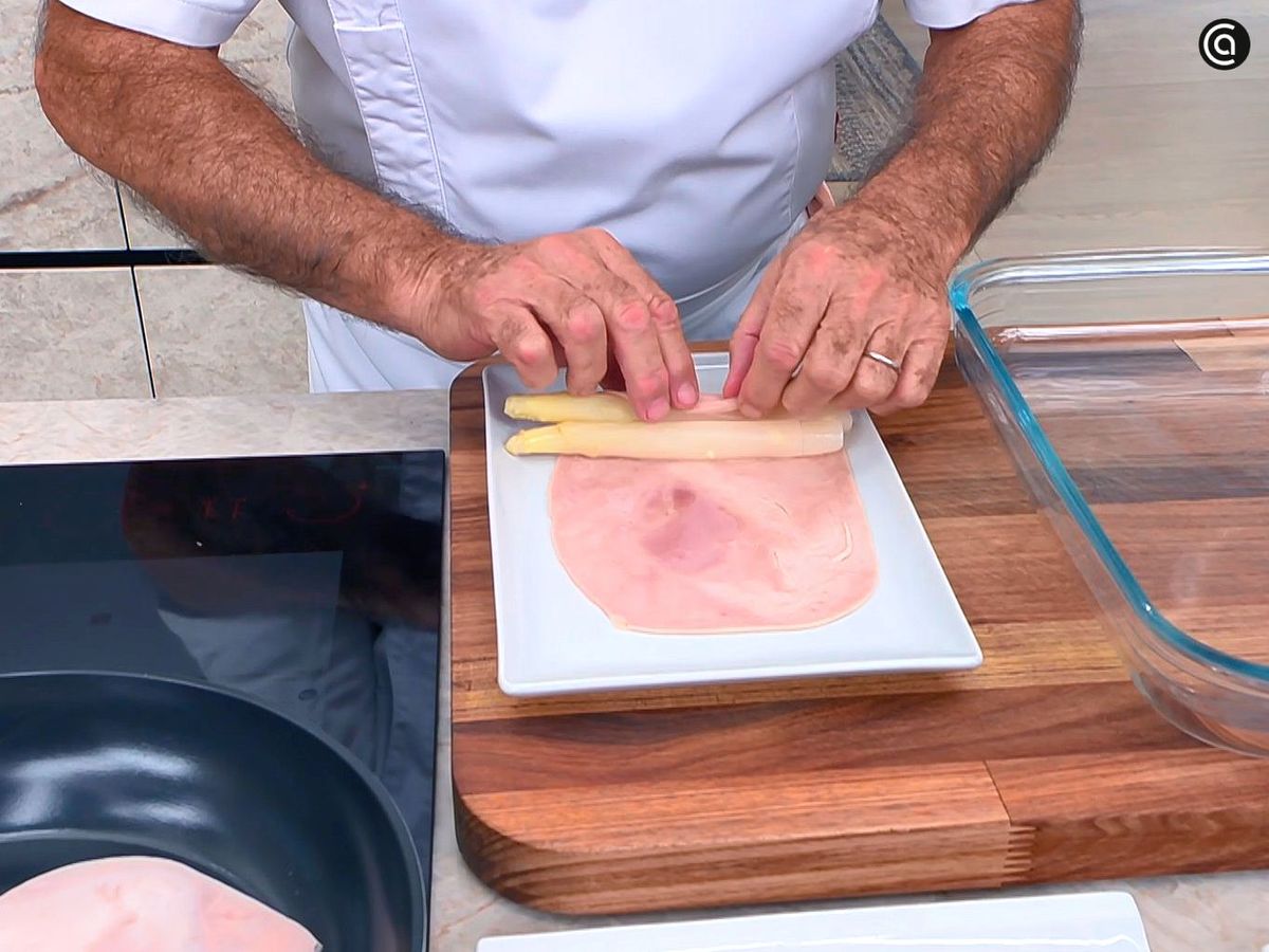 Envuelve los espárragos con el jamón