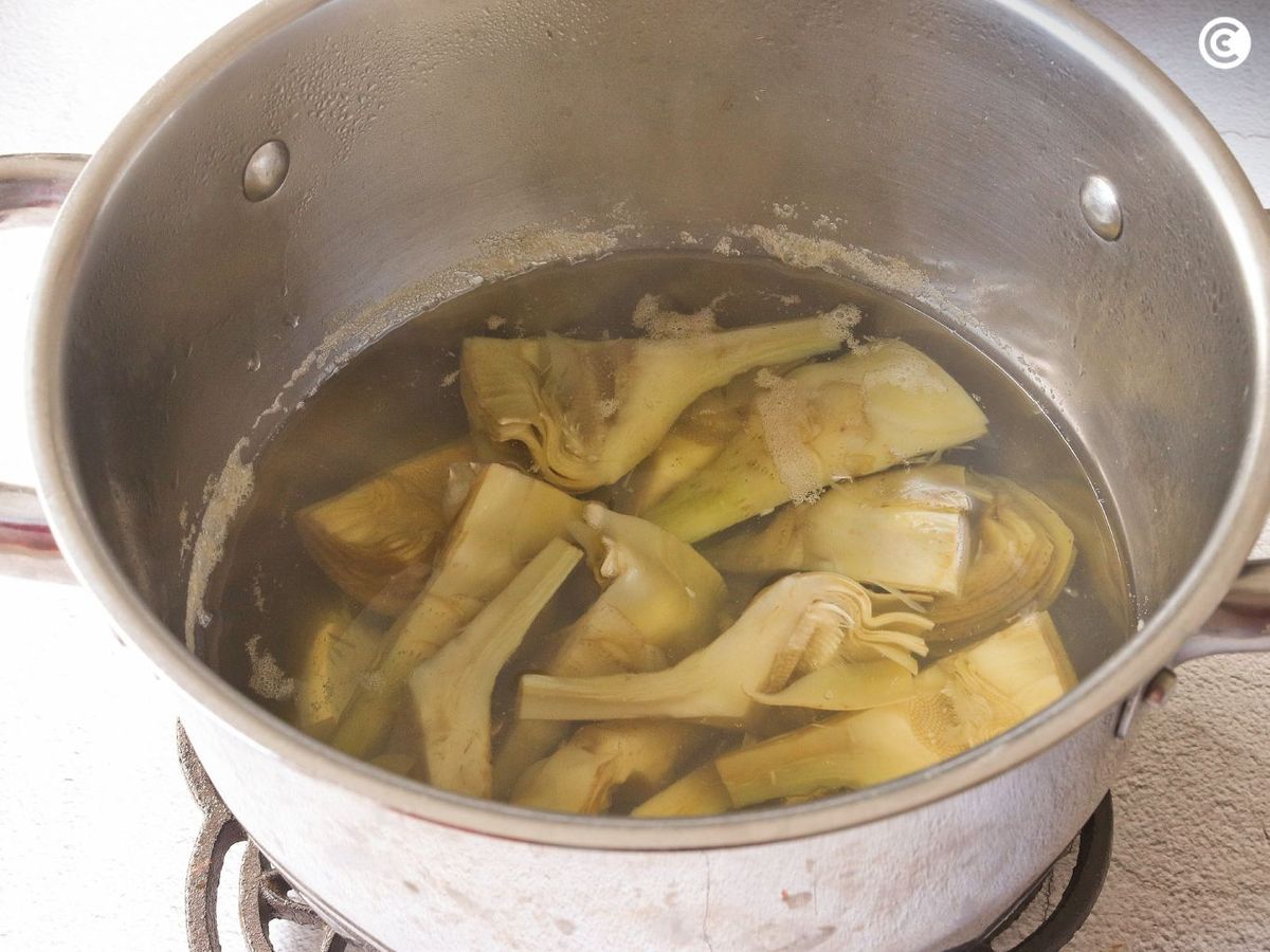 Cocer las alcachofas para hacerlas con almejas