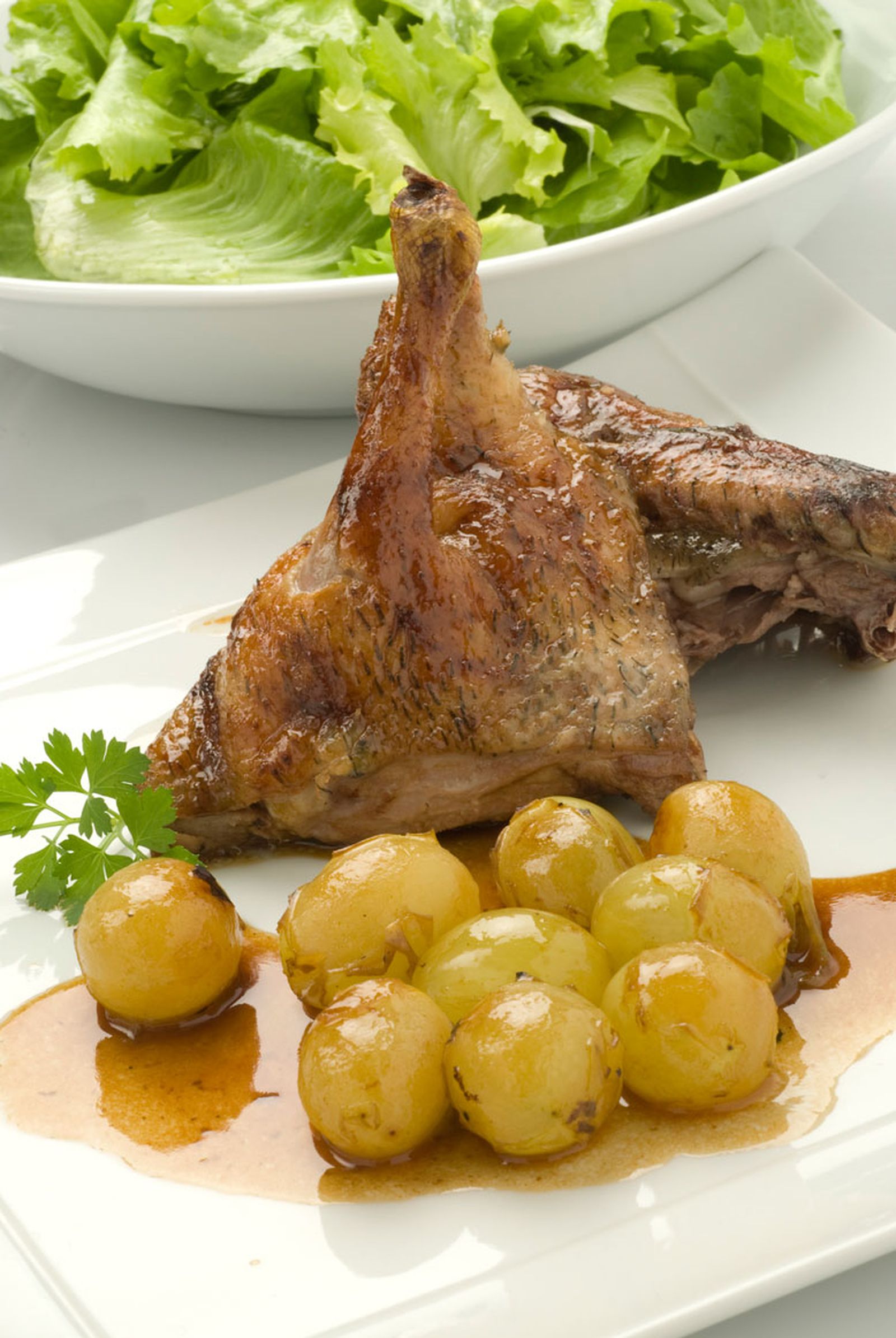 Pato asado con uvas
