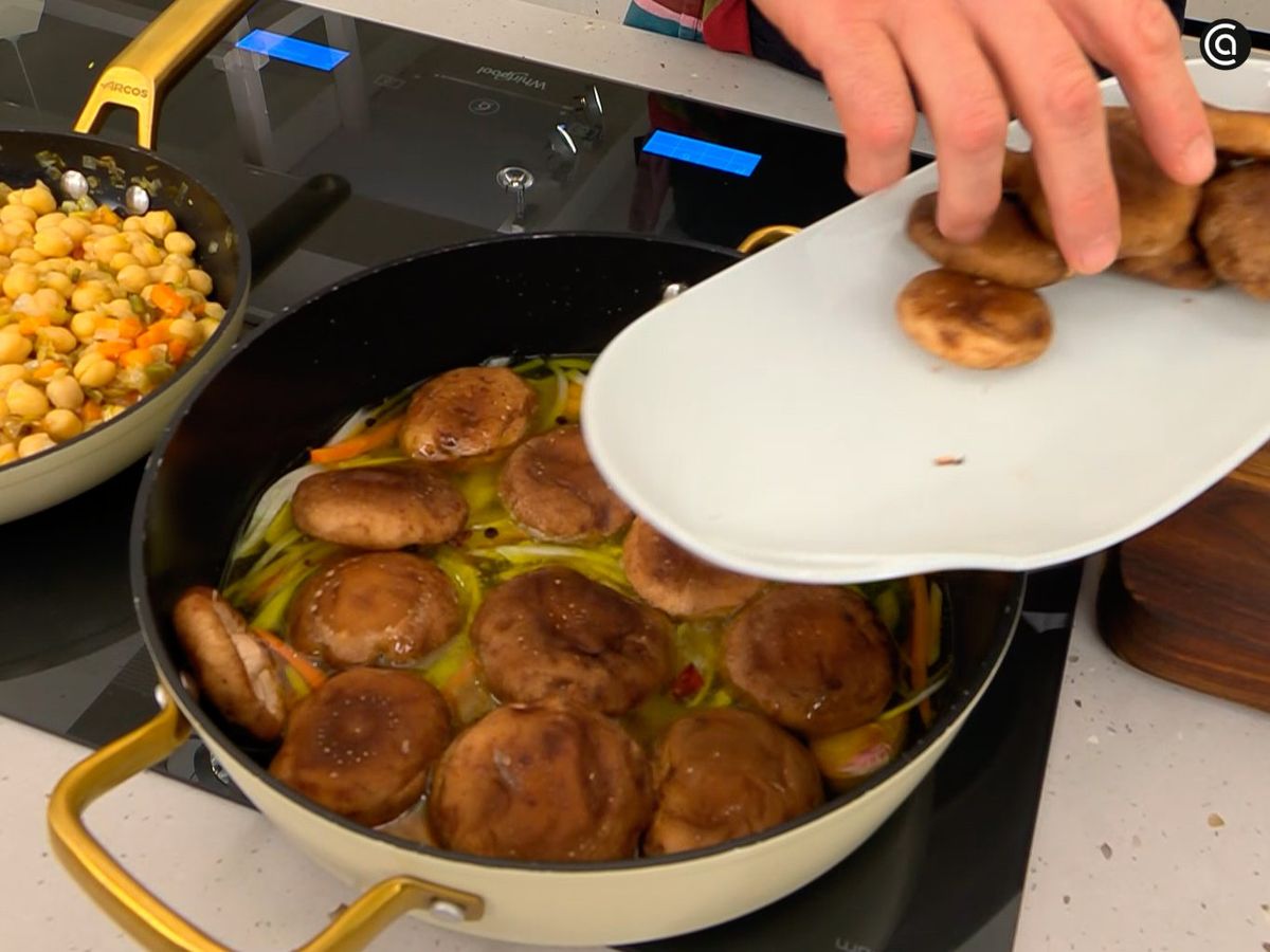Añade las setas a la tartera y cocina unos minutos