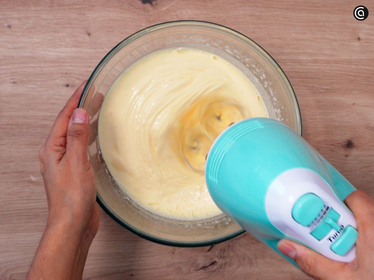 Bate enérgicamente los huevos y el azúcar en un bol grande hasta integrar