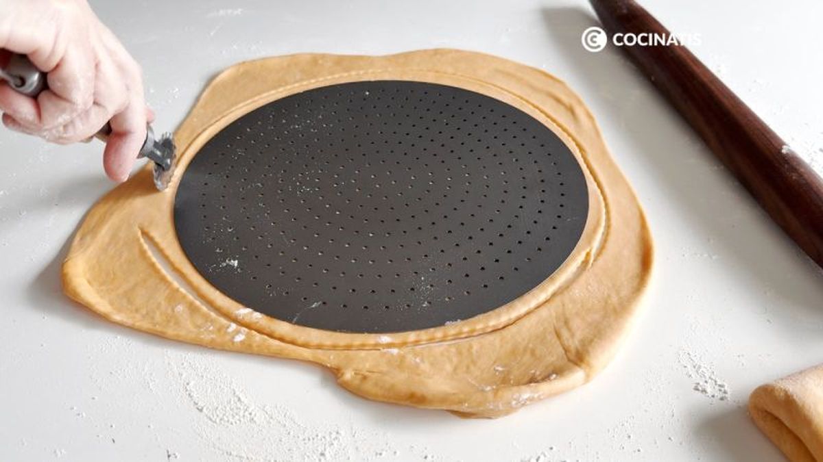 Recortar la masa de empanada en tamaño del molde