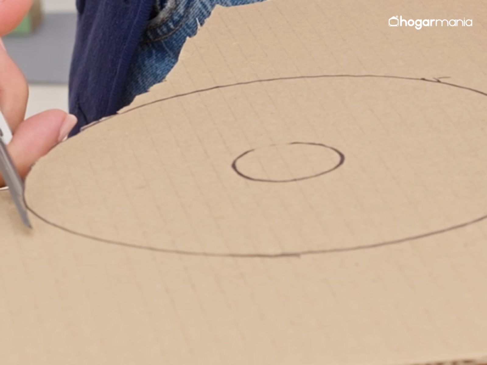 Recortamos el círculo grande y el pequeño interior para crear la base. Recortamos el círculo grande y el pequeño interior para crear la base.