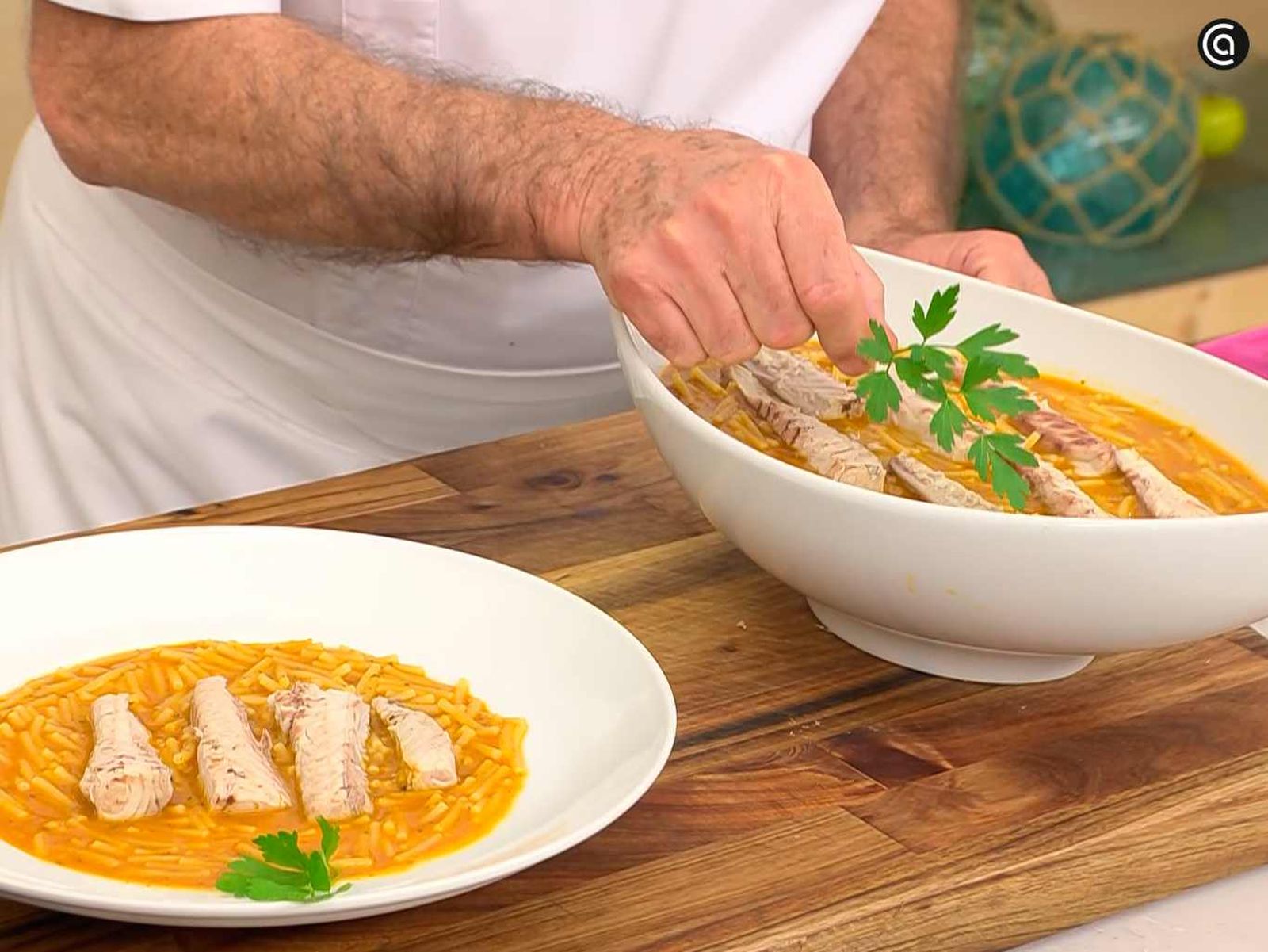 Sirve los fideos con caballa Sirve los fideos con caballa