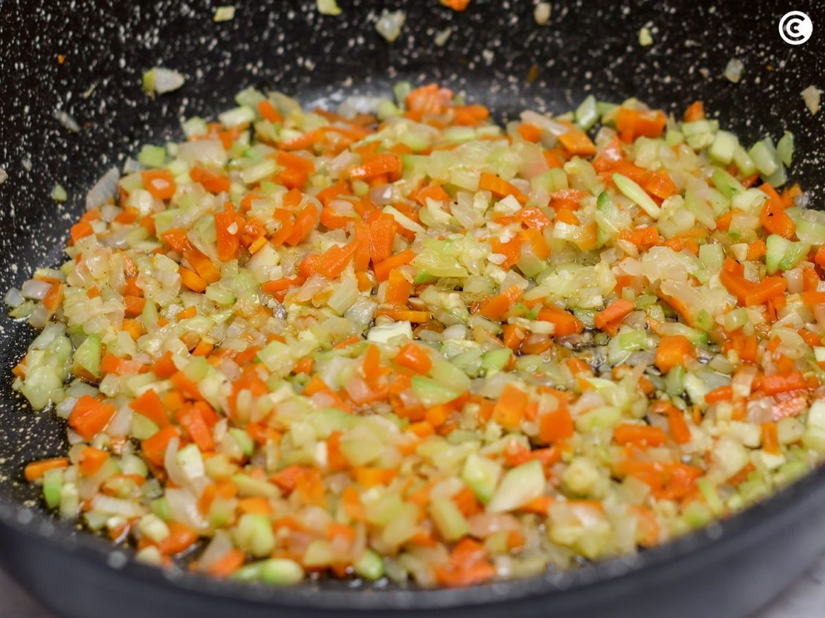 Sofreír las verduras para el relleno de la gyozas