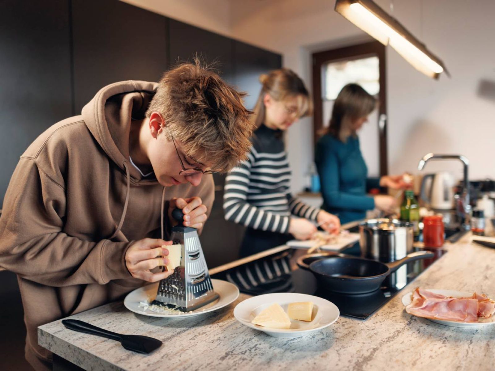 Involucrar a los jóvenes en la cocina ayuda una alimentación más consciente Involucrar a los jóvenes en la cocina ayuda una alimentación más consciente