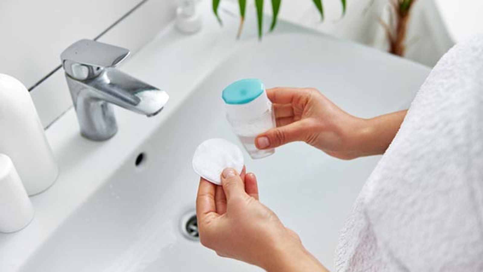 como quitar el maquillaje waterproof agua micelar como quitar el maquillaje waterproof agua micelar