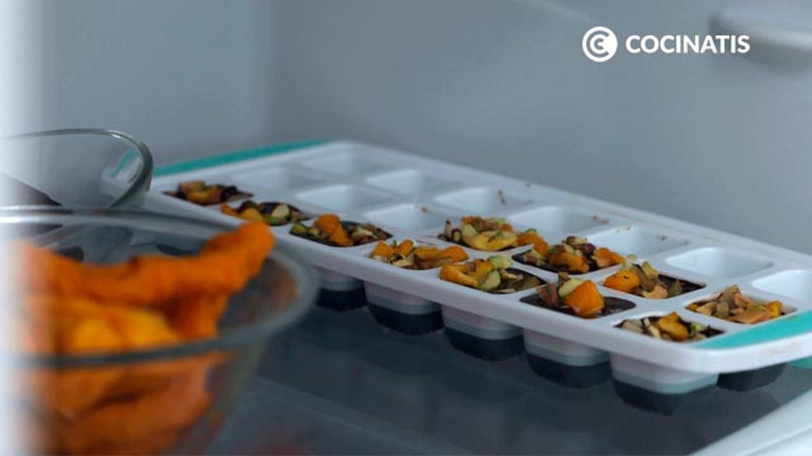 Introduce en el congelador durante una hora Receta de bocados de chocolate y frutos secos  paso 5