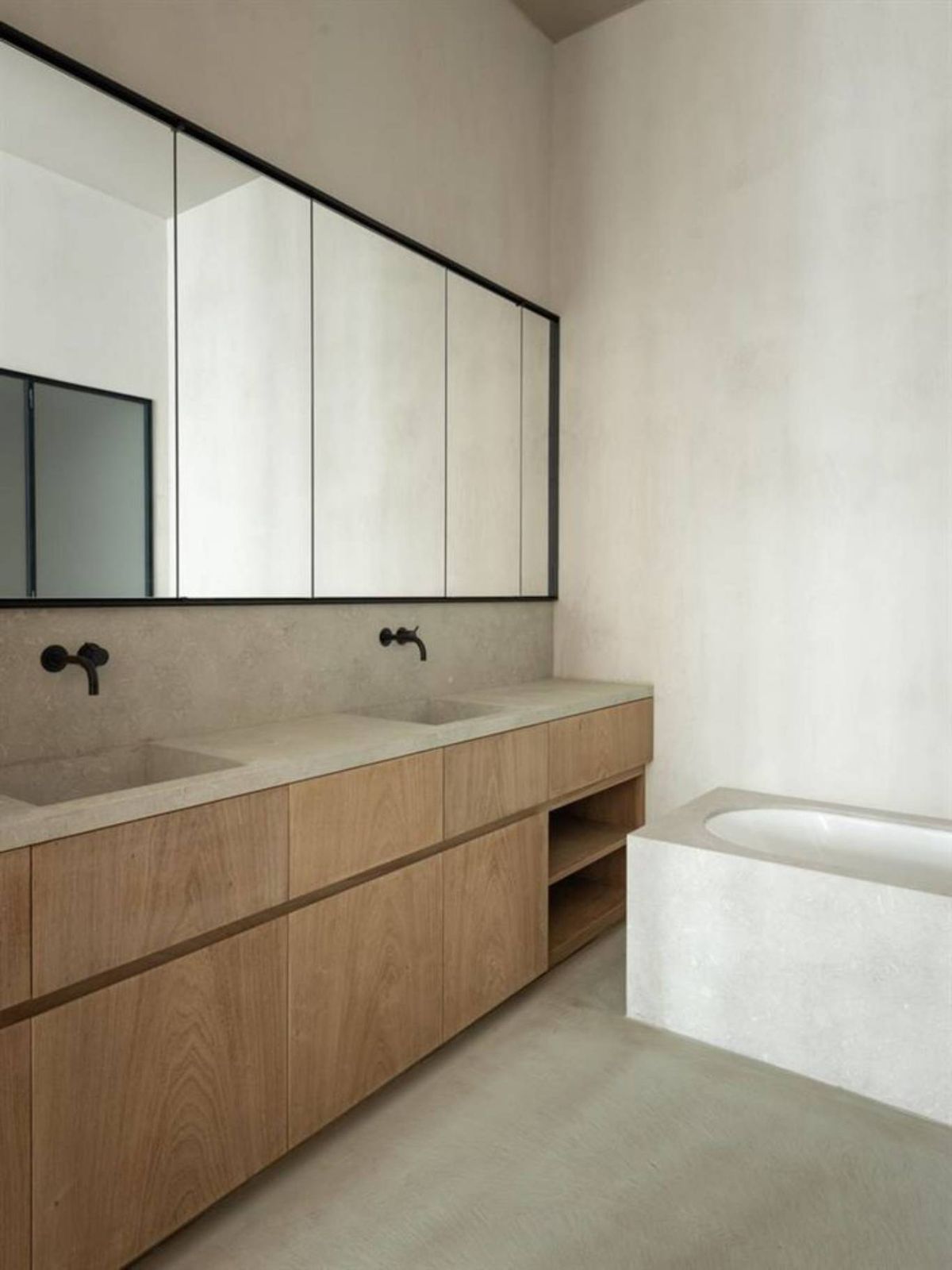 Espejo grandes de pared en el baño.