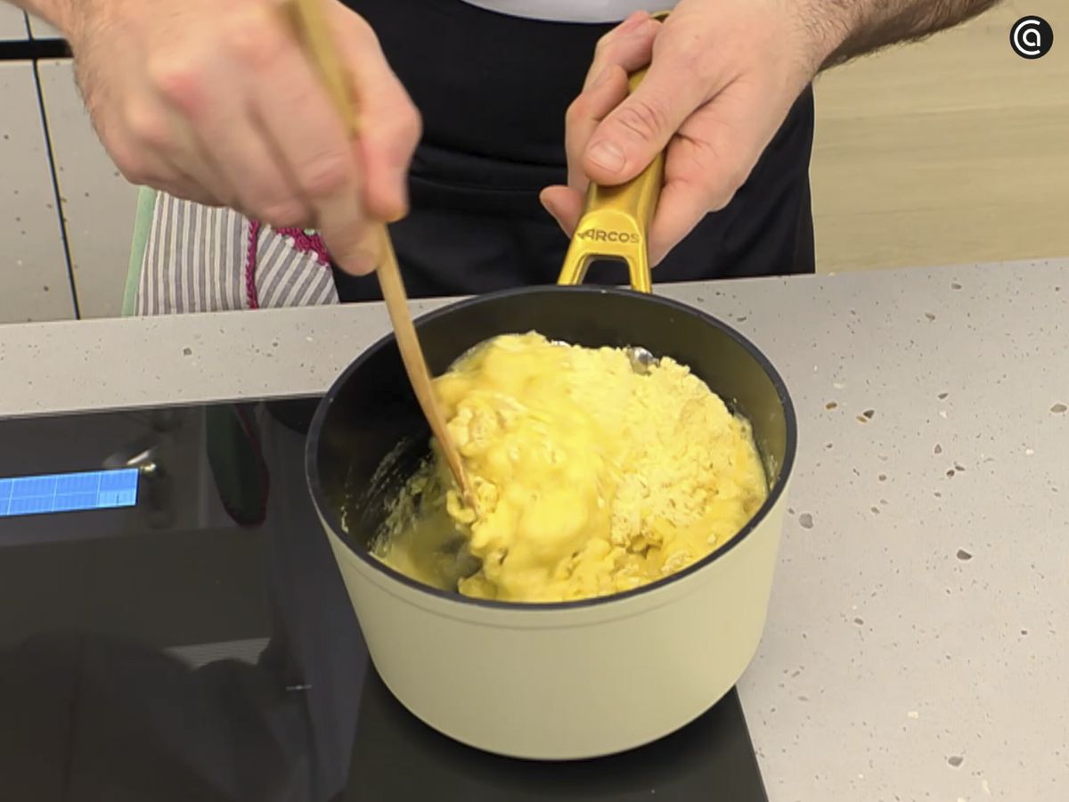 Mezcla la harina de maíz con agua caliente hasta obtener una masa sin grumos