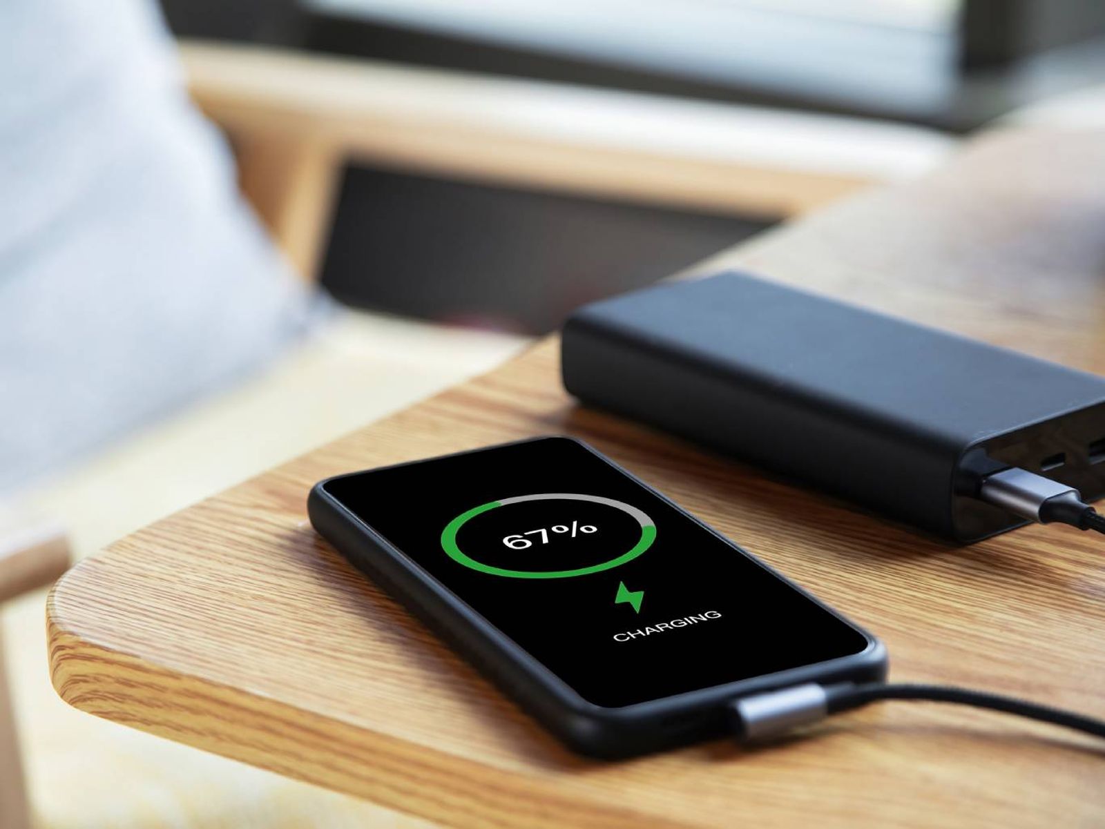 Puedes usar una batería externa reciclada como parte de tu cargador solar casero. Puedes usar una batería externa reciclada como parte de tu cargador solar casero.