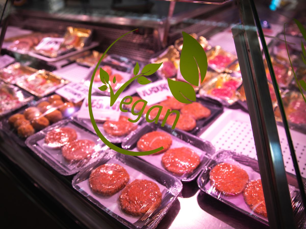 Los lineales de los supermercados incluyen cada vez más alternativas veganas listas para consumir.