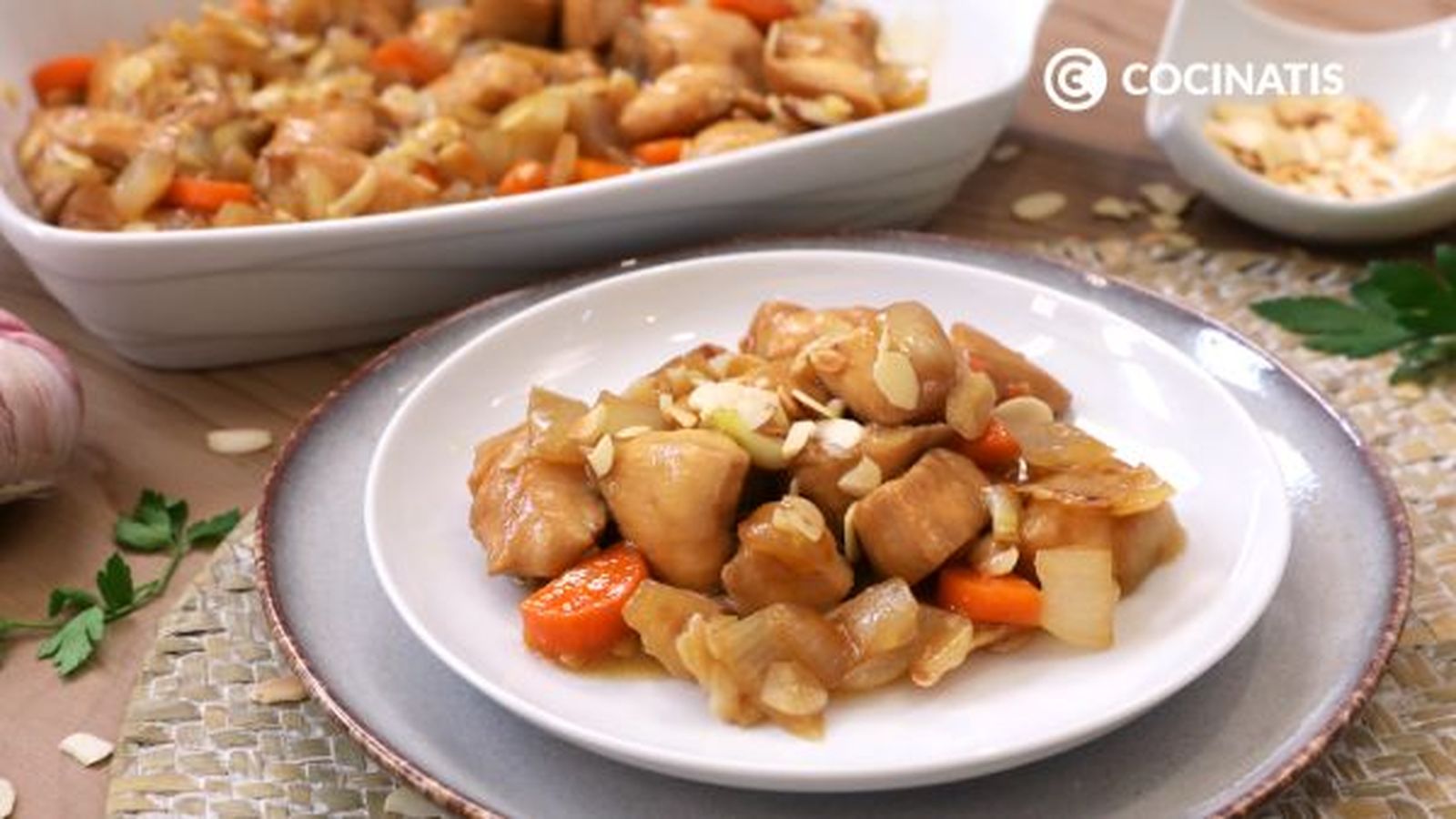 Sirve el pollo con unas almendras por encima CTIS0993 receta pollo con almendras paso 7