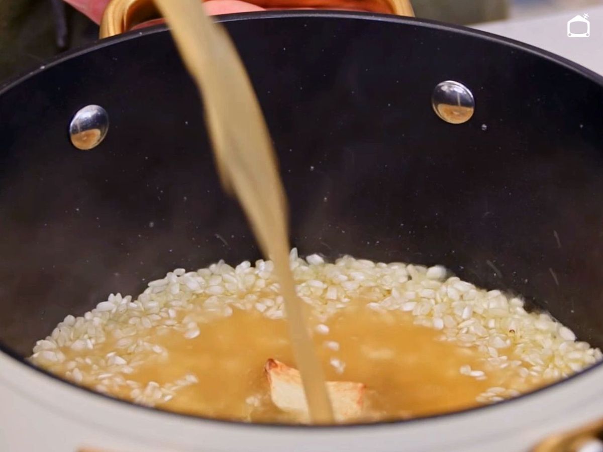 Cocer el arroz para acompañar las lentejas