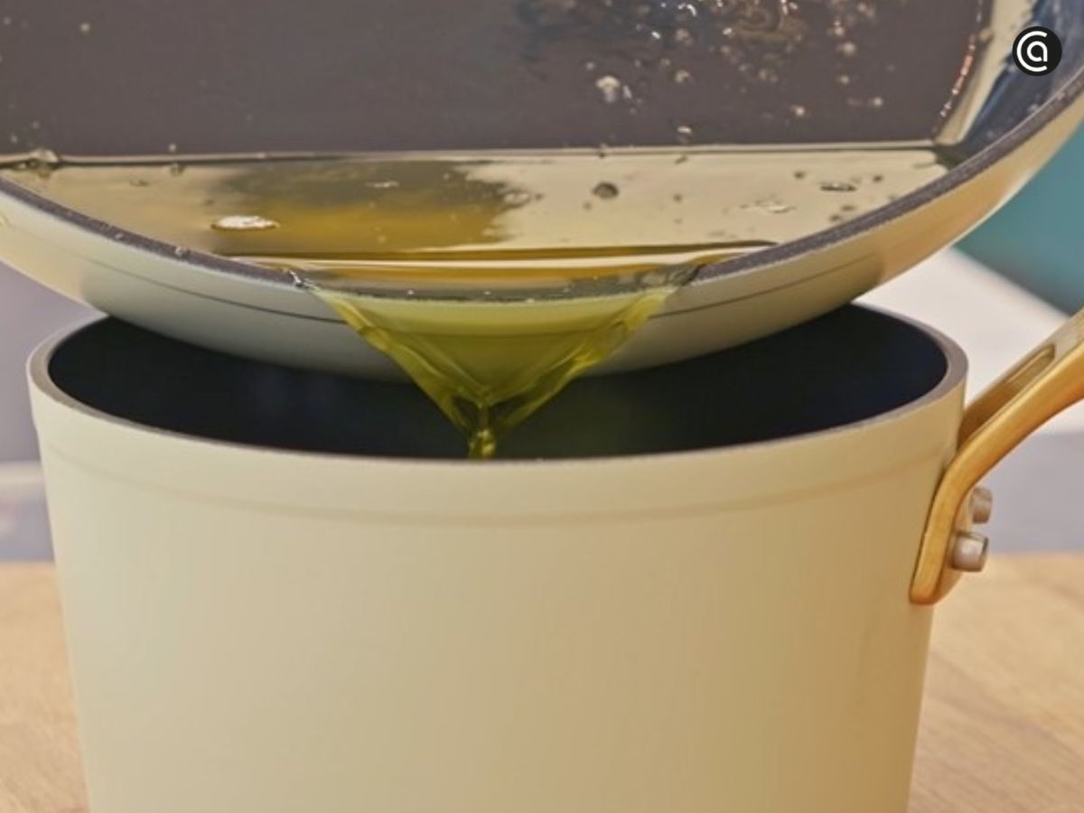 El aceite de la cocción se pasa a otro recipiente y se deja templar antes de empezar a ligar el pil-pil.