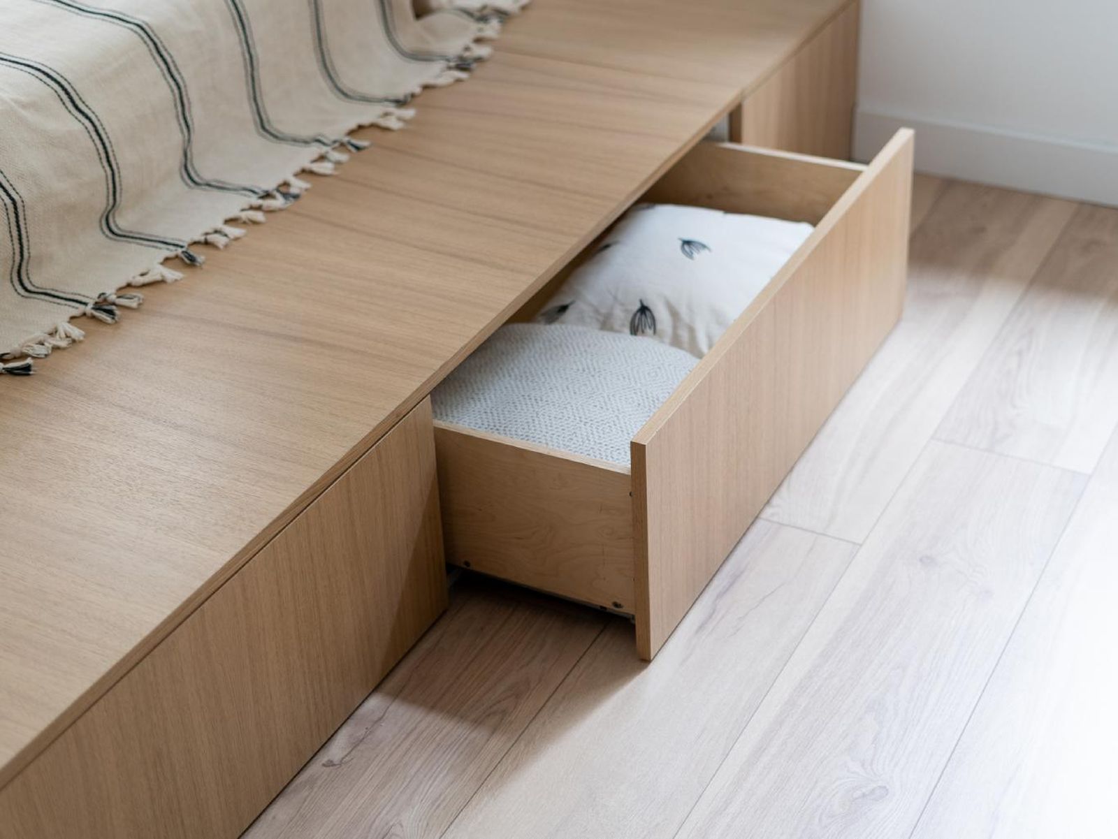 Cama con cajones para almacenamiento.