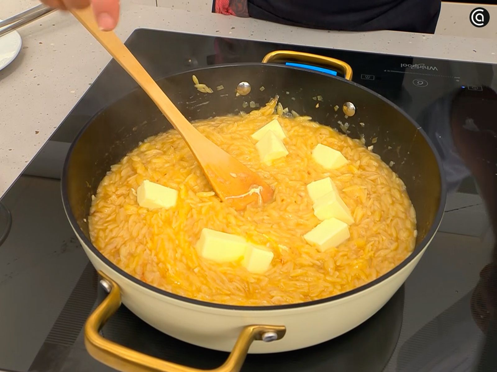 La mantequilla y la yema de huevo aportan untuosidad a la pasta