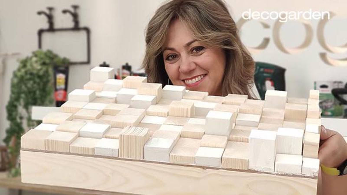 Marco de madera DIY para tapar el cuadro de luces.