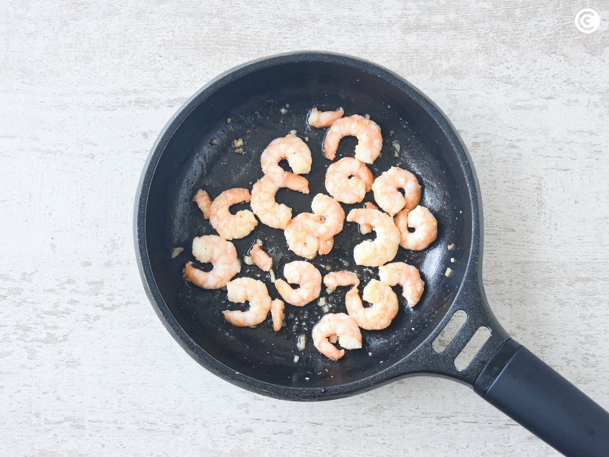 Sofríe las gambas con un ajo bien picado
