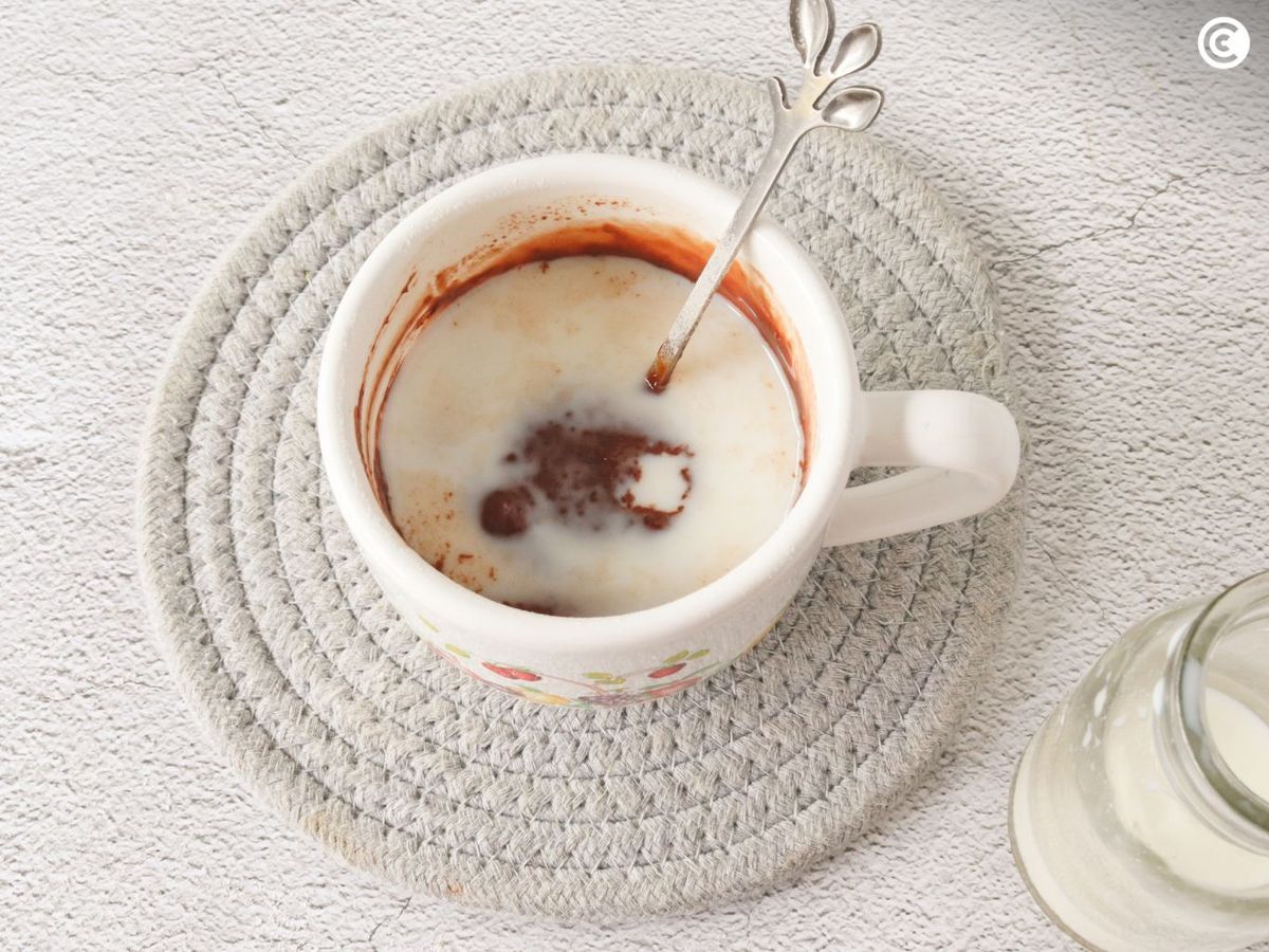 Añade leche al brownie a la taza