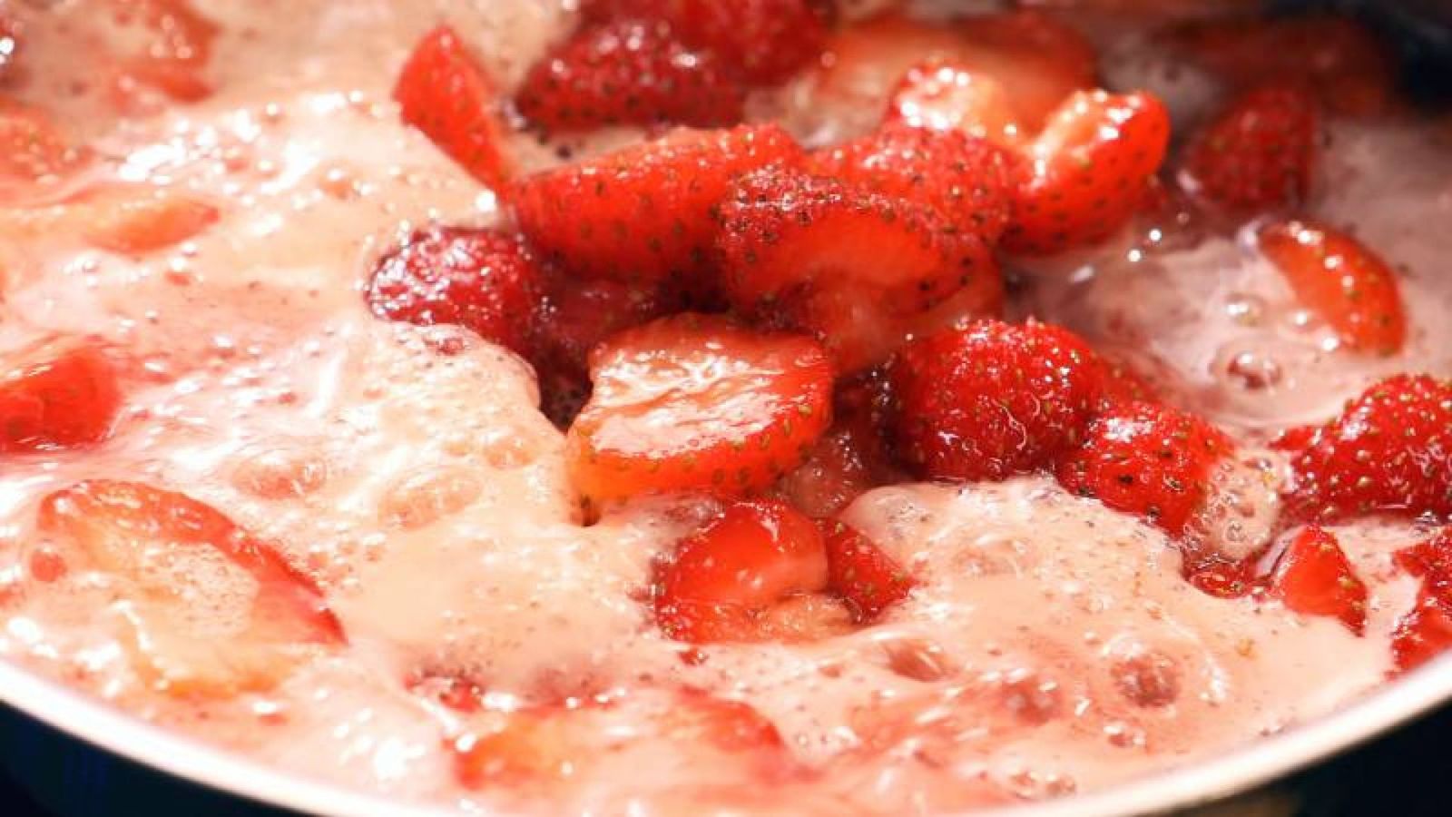 Cocina las fresas junto con el juego en una cazuela Mermelada de fresa Paso 3