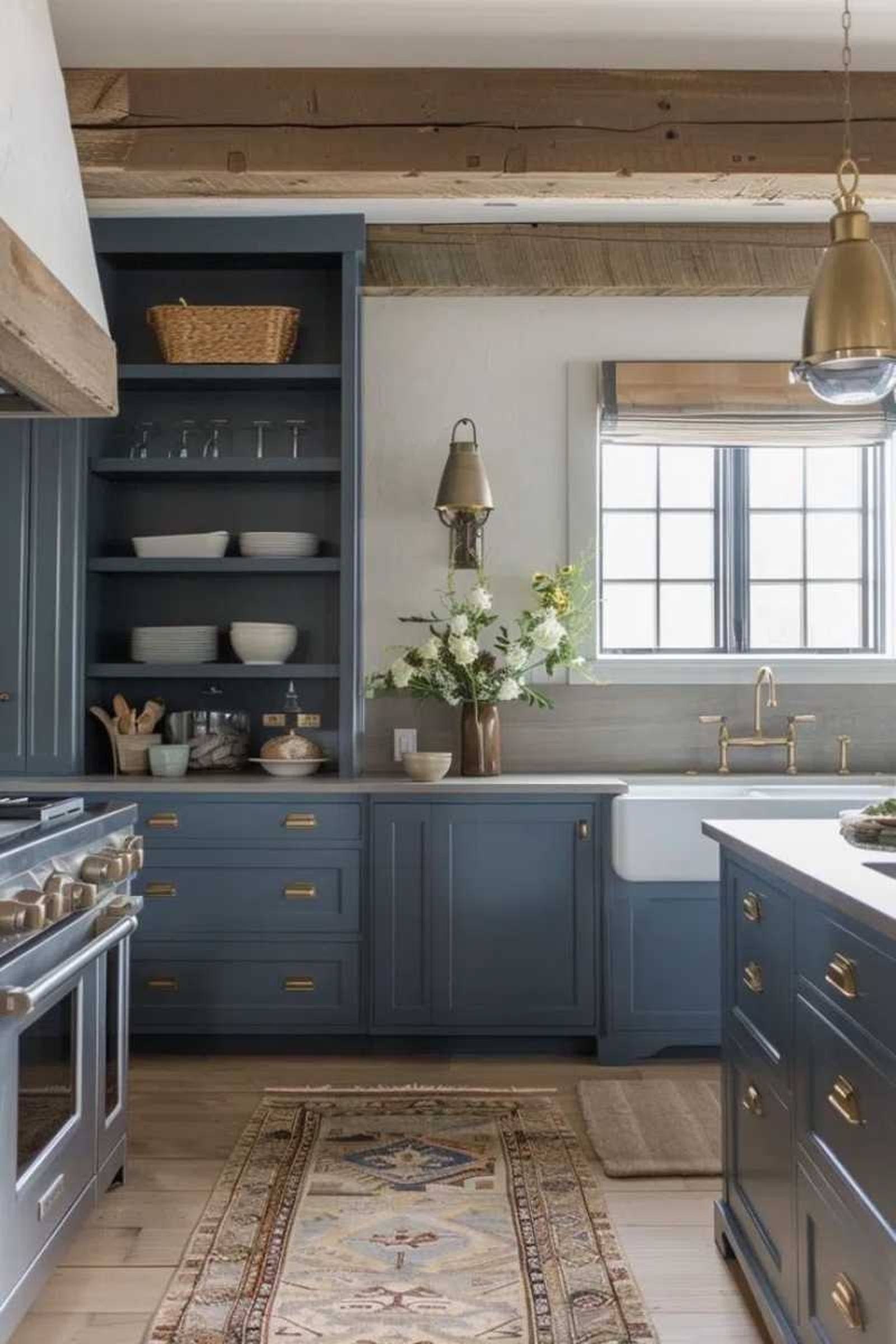 Cocina elegante con muebles azules. Cocina elegante con muebles azules.