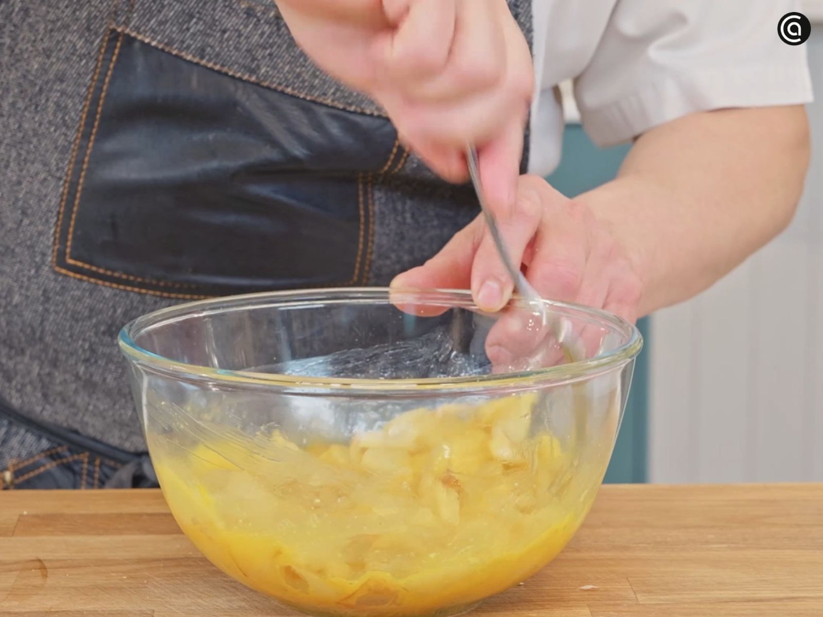 Mezcla todos los ingredientes Tortilla de patatas al horno - paso 3