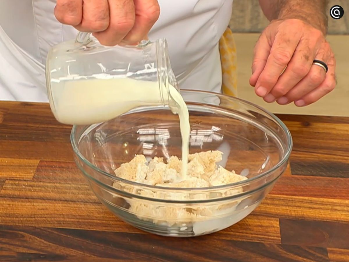 Corta el pan en trozos e hidrátalo con leche