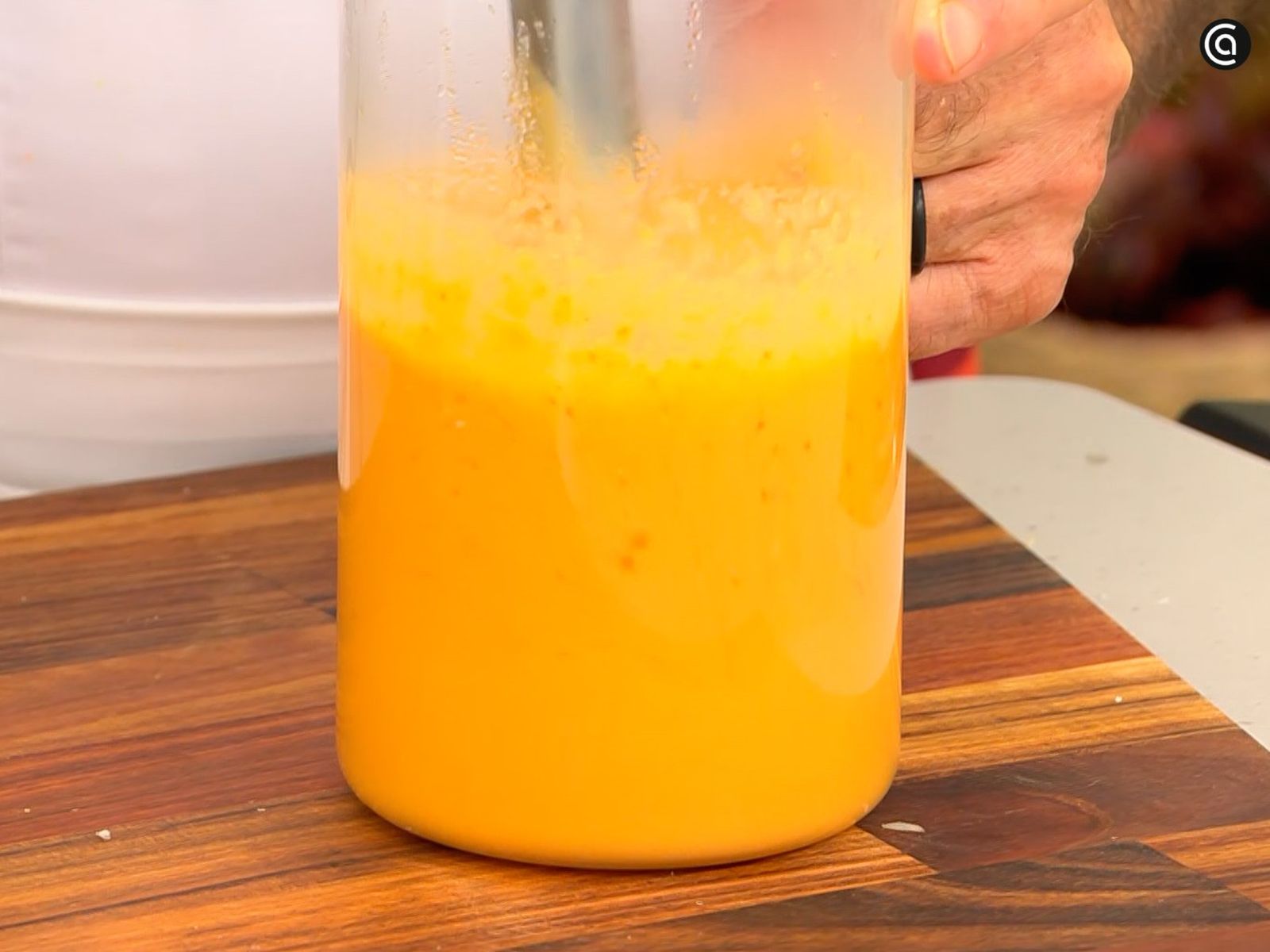 Tritura hasta que la salsa de pimiento quede fina y homogénea Tritura hasta que la salsa de pimiento quede fina y homogénea