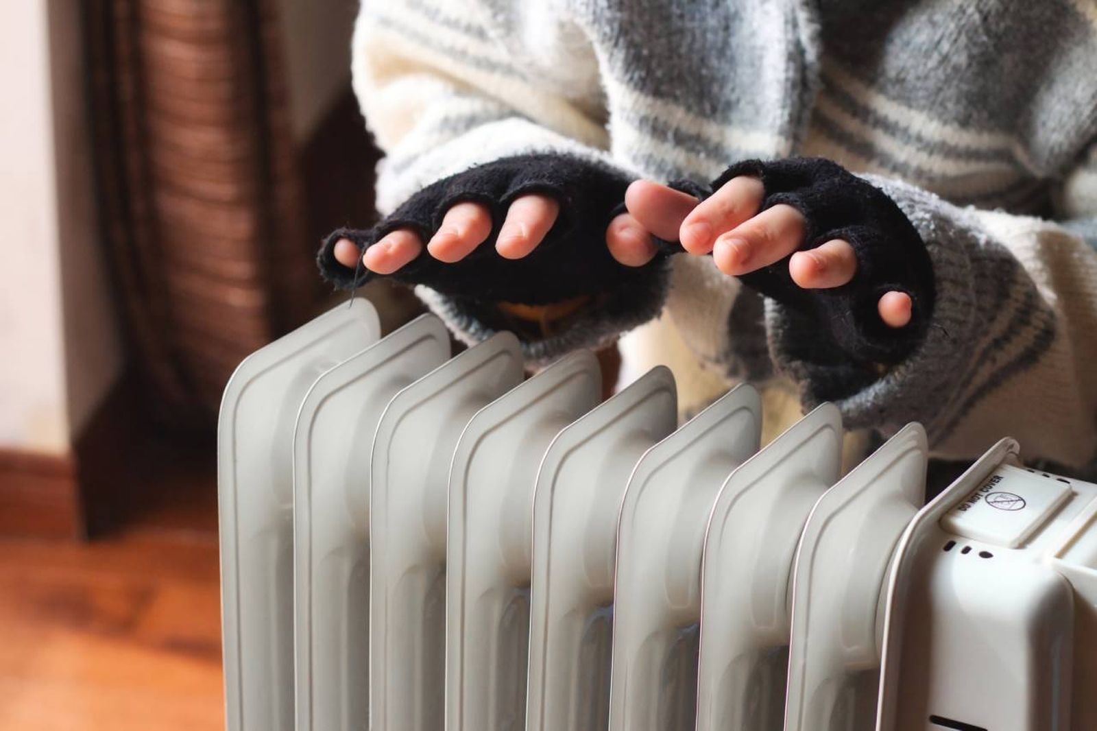 Este dispositivo cuenta con un diseño moderno y pantalla táctil para controlar la temperatura.