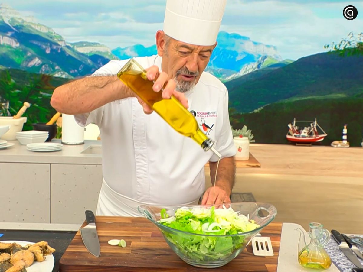 Aliña la ensalada de lechuga y cebolleta con aceite y vinagre