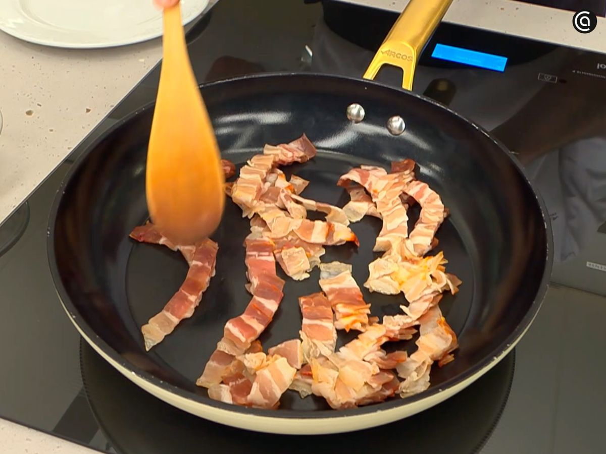 Pica la panceta y cocínala hasta que esté bien dorada y crujiente